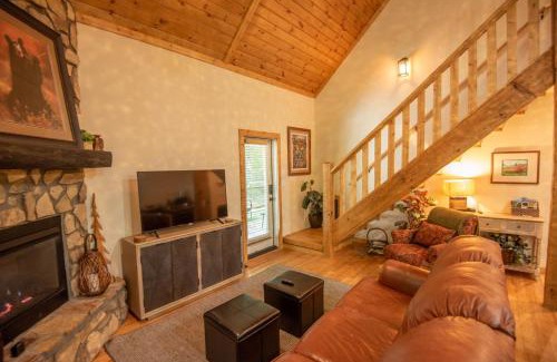 Fleetwood Casa | Updated 2 Bd Cabin, Hot Tub, Mins to New River & Parkway