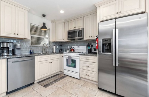 Lantern District Condominio | DESCUENTOS DE TEMPORADA! Condominio actualizado. UN NIVEL CON AC. ENORME CUBIERTA CON ALGUNAS VISTAS!