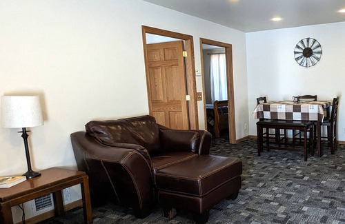 Whittaker Casa | Casa de huéspedes amueblada cerca de Ann Arbor con hermosas vistas del estanque privado.