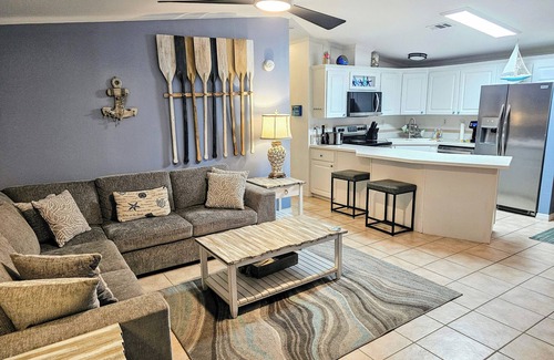 Cudjoe Key Cabaña | Updated 2BR,2BA w KING Master,35' SeaWall-Bikes,Kayaks,SUPs, Extra Frig/Bait Frz