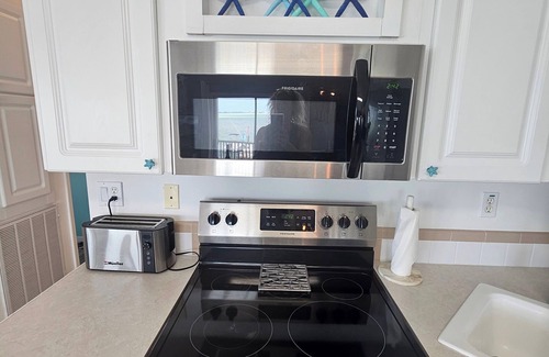 Cudjoe Key Cabaña | Updated 2BR,2BA w KING Master,35' SeaWall-Bikes,Kayaks,SUPs, Extra Frig/Bait Frz