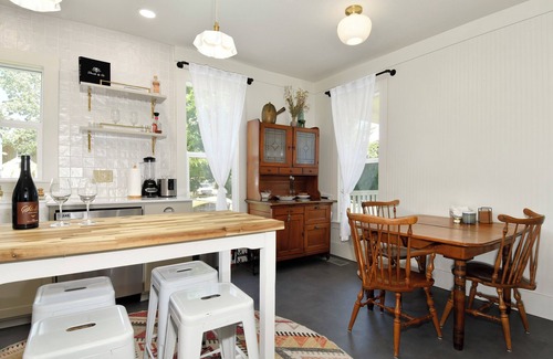 McMinnville Otro | Updated 3-bedroom historic farmhouse, amazing kitchen, walk to Linfield in 5 min