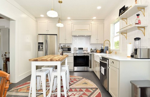 McMinnville Otro | Updated 3-bedroom historic farmhouse, amazing kitchen, walk to Linfield in 5 min