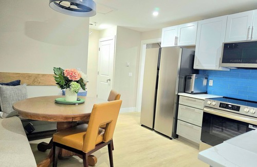 Springfield Casa | Updated 3Bedroom. 5beds group ready.Walk to the Casino and play game of Pool.