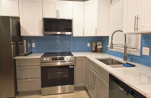 Springfield Casa | Updated 3Bedroom. 5beds group ready.Walk to the Casino and play game of Pool.
