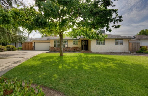 Raisin Casa | Updated and spacious home NO cleaning fee!