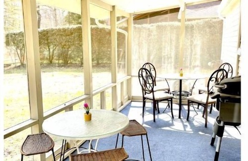 Lakeside Casa | Updated, bright, and peaceful cottage in Lakeside