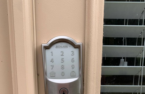 Tyrone Casa | 🌼 Updated Clean, Cozy, Comfy, King bed, close to Airport and Pinewood Studios!