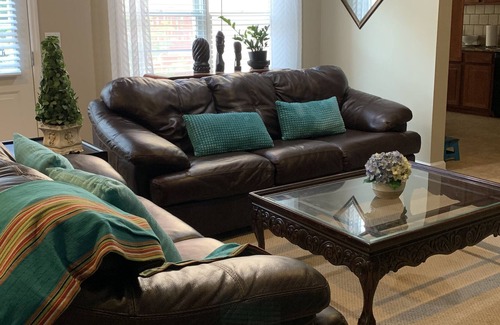 Tyrone Casa | 🌼 Updated Clean, Cozy, Comfy, King bed, close to Airport and Pinewood Studios!