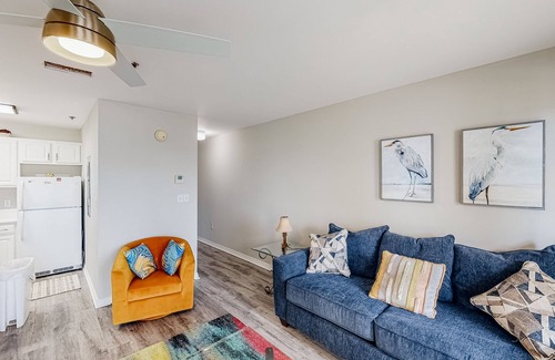 Ono Island Condominio | Updated condo with balcony, central AC, pools, hot tub, grills, & beach access