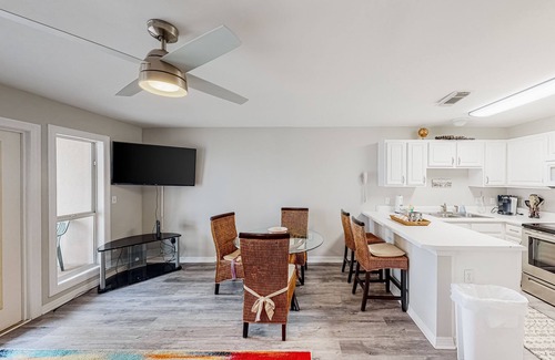 Ono Island Condominio | Updated condo with balcony, central AC, pools, hot tub, grills, & beach access