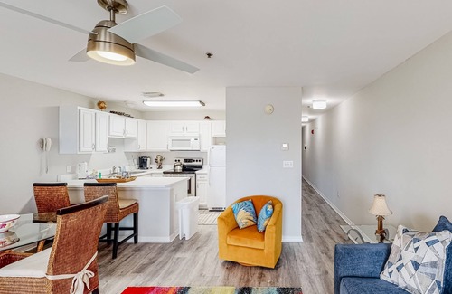 Ono Island Condominio | Updated condo with balcony, central AC, pools, hot tub, grills, & beach access