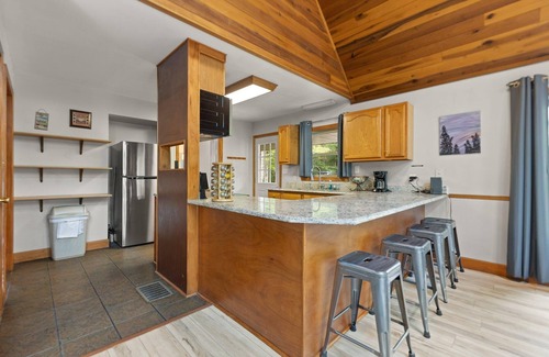 Rogers Chalet De Esquí | Updated Lake House, set atop the hill overlooking beautiful Deer Water Lake.