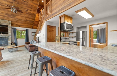 Rogers Chalet De Esquí | Updated Lake House, set atop the hill overlooking beautiful Deer Water Lake.