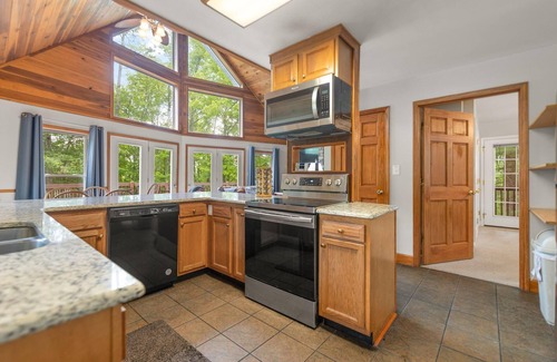 Rogers Chalet De Esquí | Updated Lake House, set atop the hill overlooking beautiful Deer Water Lake.
