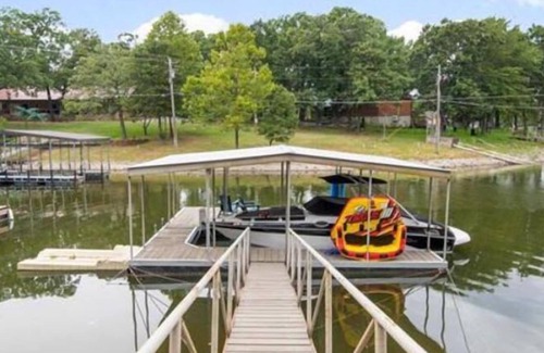 Cleora Casa | Updated lakefront home w/ boat dock near Shangri La!