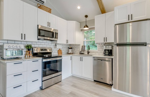 Waynesville Cabaña | Updated + Modern Waynesville Cottage w/ Fire Pit
