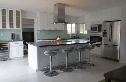 El Verano Casa | Orange Is the New Black - Moderna con piscina y chimenea al aire libre