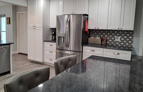 South Venice Casa | Updated S Venice 3/2 house. 5 mins to the beach. Steps to the Venetian Waterway.