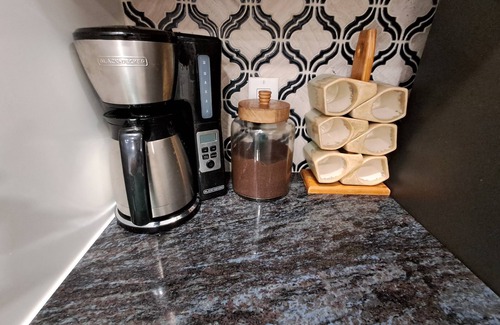 South Venice Casa | Updated S Venice 3/2 house. 5 mins to the beach. Steps to the Venetian Waterway.