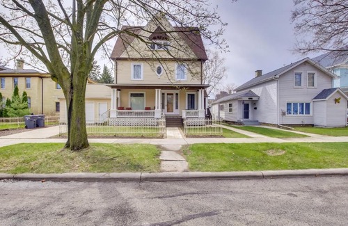 Sheboygan Casa | Updated Sheboygan Home with Porch Less Than 1 Mi to Beach