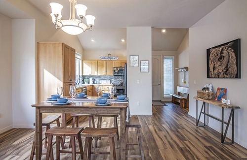 Redmond Casa | Updated Single-level Eagle Crest Townhome has King Suite, Sunny Creek-side Deck!