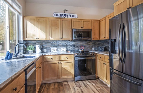Redmond Casa | Updated Single-level Eagle Crest Townhome has King Suite, Sunny Creek-side Deck!
