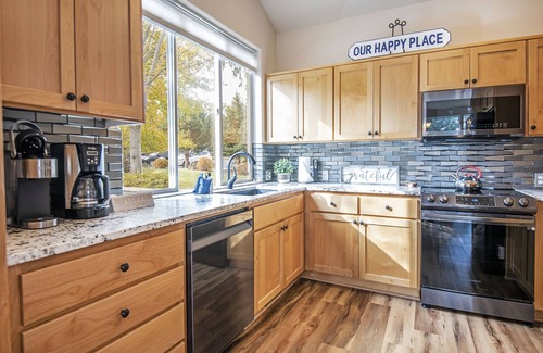 Redmond Casa | Updated Single-level Eagle Crest Townhome has King Suite, Sunny Creek-side Deck!