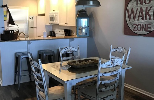 Sunnyside Condominio | Actualizado, condominio frente al Golfo espacioso, a pocos pasos de la playa!