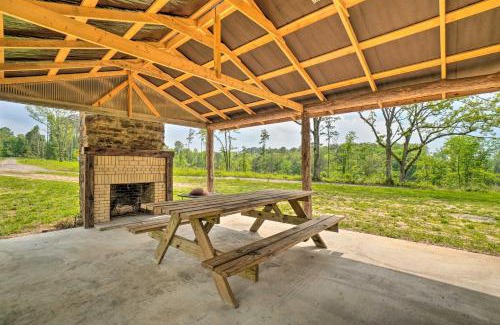 Ozark Casa | Updated Studio Cabin in Ozark with Yard and Mtn View