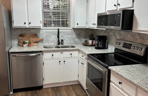 Columbia Casa | Updated Townhome Close to I20/26