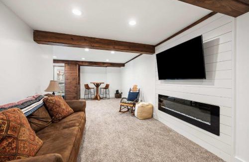 Ellicottville Casa | Updated townhome - Walk to Holiday Valley