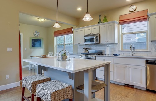 Southwest Bend Casa | Aspen Ridge - Hermosa remodelación! ¡Cerca del distrito Old Mill! Pinos y paz!