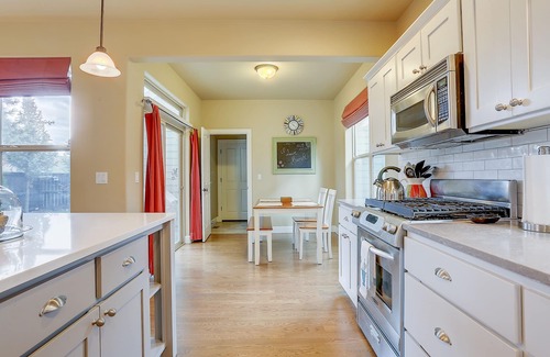 Southwest Bend Casa | Aspen Ridge - Hermosa remodelación! ¡Cerca del distrito Old Mill! Pinos y paz!