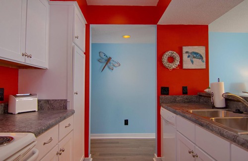 Oceanmarsh Subdivision Condominio | Upgraded Condo Steps to the Boardwalk. Dog friendly!