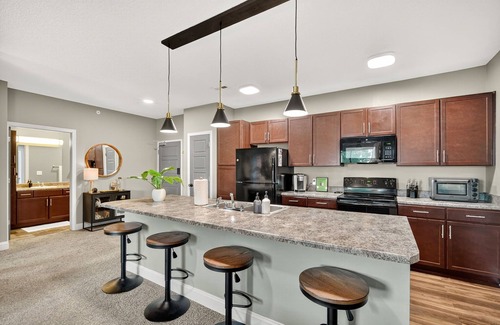 West Des Moines Apartamento | Upgraded | Garage | Balcony | Resort Amenities