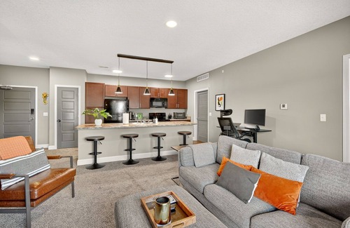 West Des Moines Apartamento | Upgraded | Garage | Balcony | Resort Amenities