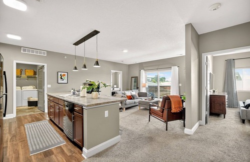 West Des Moines Apartamento | Upgraded | Garage | Balcony | Resort Amenities