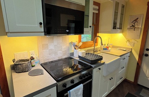 Upland Cabaña | Upland Craftsman Cottage - 1 Bedroom Private Studio in Central Upland Location