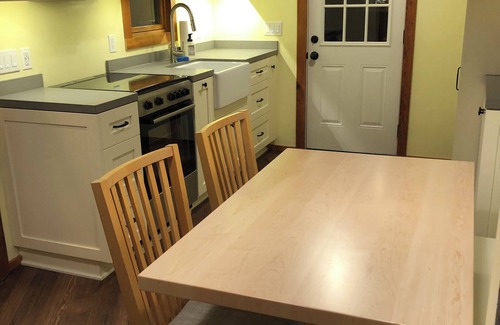 Upland Cabaña | Upland Craftsman Cottage - 1 Bedroom Private Studio in Central Upland Location
