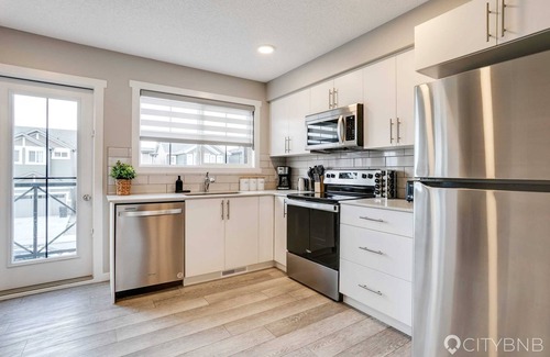 West Edmonton Casa | Uplands. New townhouse. Sleeps 5. A/C