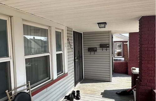 Garfield Heights Apartamento | Upper Charming 2-bedroom apartment with AC, WiFi in lovely Garfield Heights