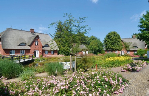 Norddorf Apartamento | Upper floor apartment on 2 levels, up to 4 persons, with beach chair in the garden