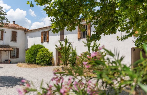 Ferrals-les-Corbieres Casa | Graneros de granja ubicado en un patio cerrado con piscina climatizada