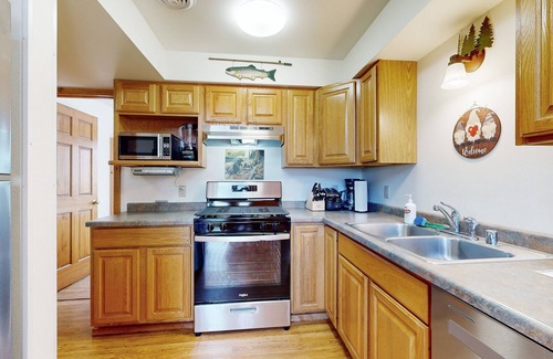 Warrens Casa | Upper-Level duplex, adventure retreat with fire pit, patio, & WIF