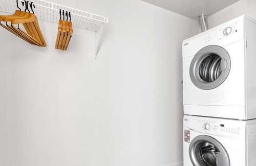 West Woodland Apartamento | Upscale Ballard 2BR w/ BBQ, Lounge & W/D, onsite retail, by Blueground