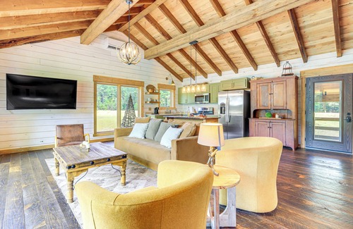 Thomaston Cabina | Upscale Cabin Comfort in Thomaston w/ 2 Decks!