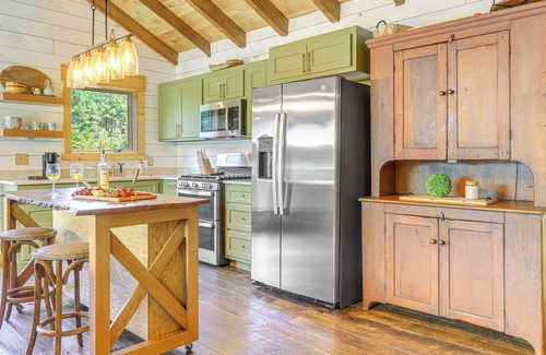 Thomaston Cabina | Upscale Cabin Comfort in Thomaston w/ 2 Decks!