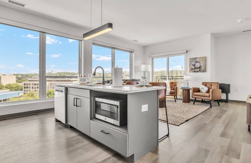 University Circle Apartamento | Upscale & Charming ADA 2BR | Cleveland Clinic