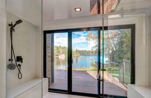 Muskoka Lakes Cabaña | Upscale cottage life at this Lake Muskoka 4 bedroom cottage